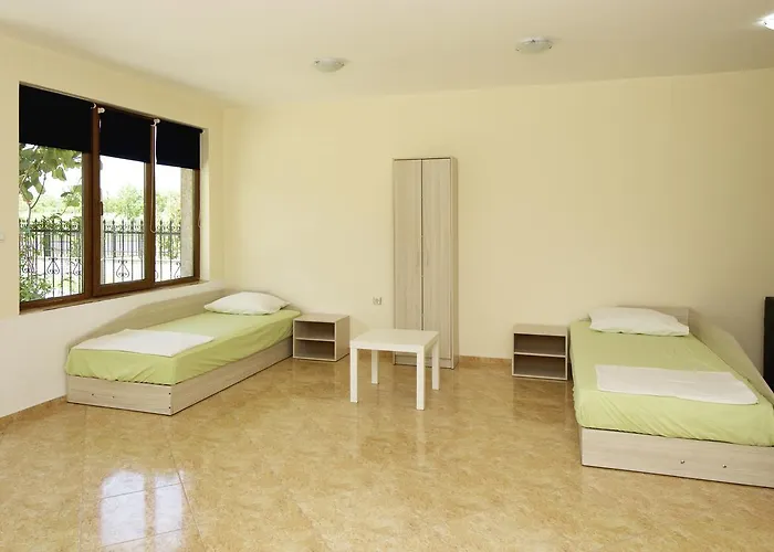 Cherno More Hostel *