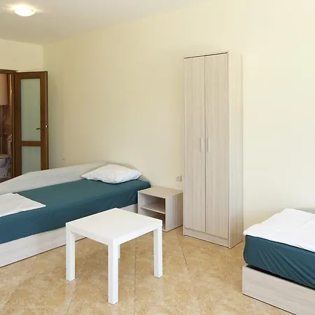 Cherno More אכסניה *